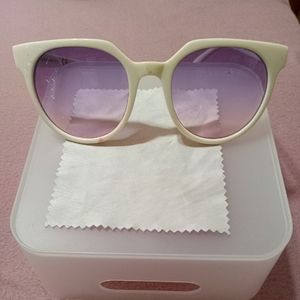 Woman's sunglasses